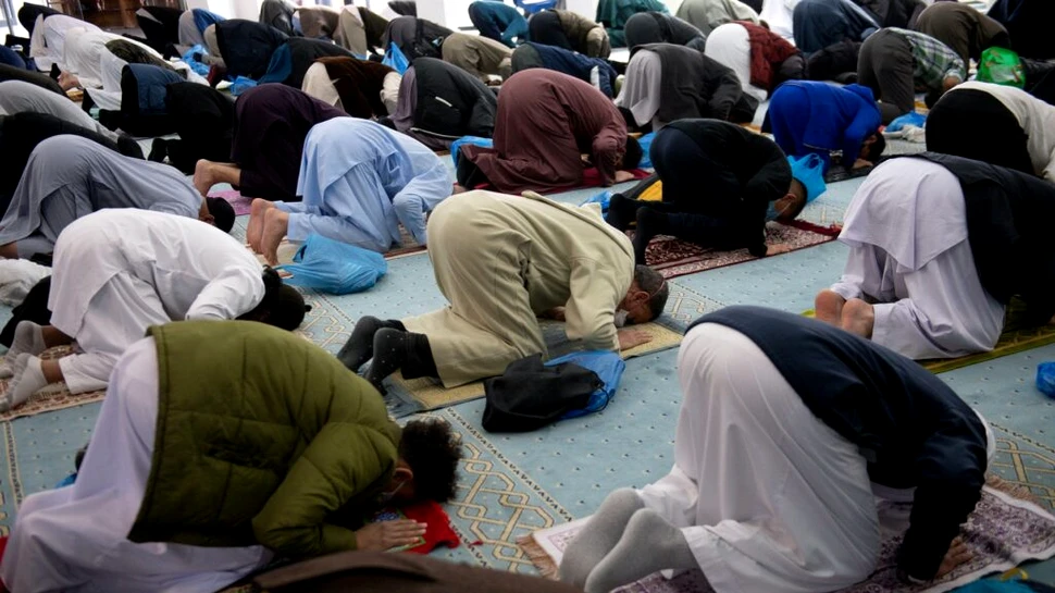 Revoltă în Marea Britanie după ce un imam a explicat într-o predică cum să fie lapidate femeile adultere