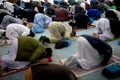 Revoltă în Marea Britanie după ce un imam a explicat într-o predică cum să fie lapidate femeile adultere
