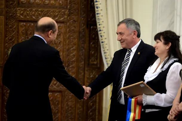 Preşedintele Traian Băsescu da mâna cu directorul liceului 