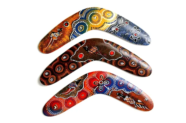 Bumeranguri vopsite cu motive geometrice şi simboluri tradiţionale aborigene