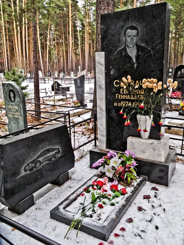 Cimitirul gangsterilor din Rusia, pietre funerare cu portrete în mărime naturală şi maşini luxoase