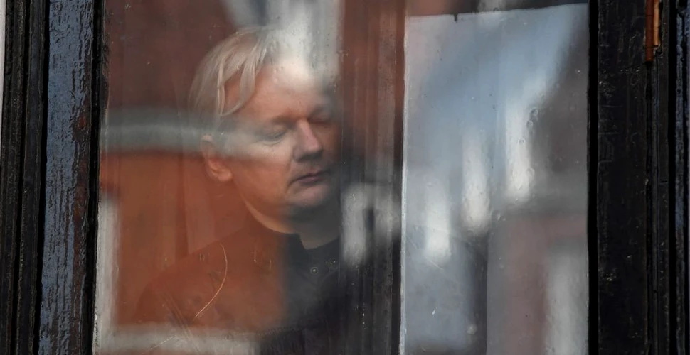 Julian Assange se căsătorește în închisoare