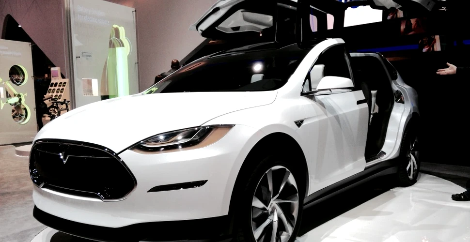 Tesla revoluţionează din nou piaţa auto. A lansat prima maşină electrică produsă în serie, iar preţul e mai mult decât acceptabil
