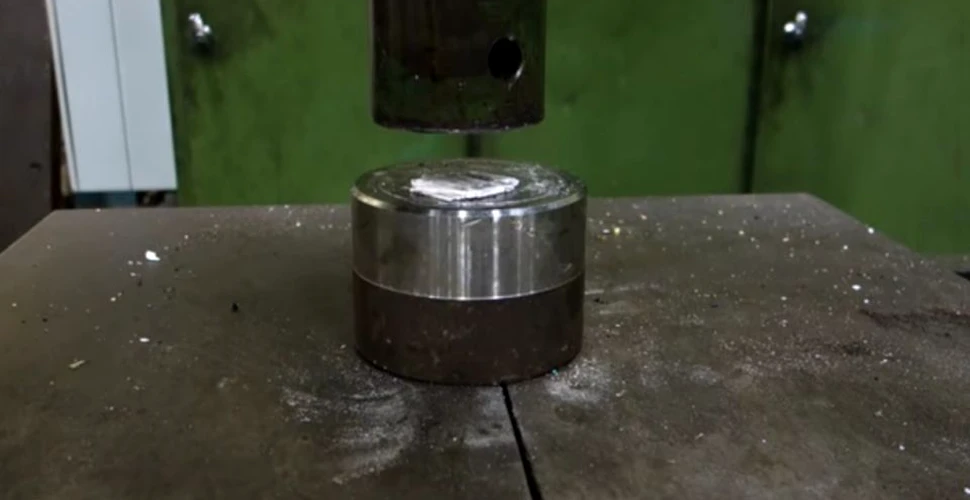 Ce se întâmplă în momentul în care se foloseşte presa hidraulică pentru a împături o coală de hârtie – VIDEO