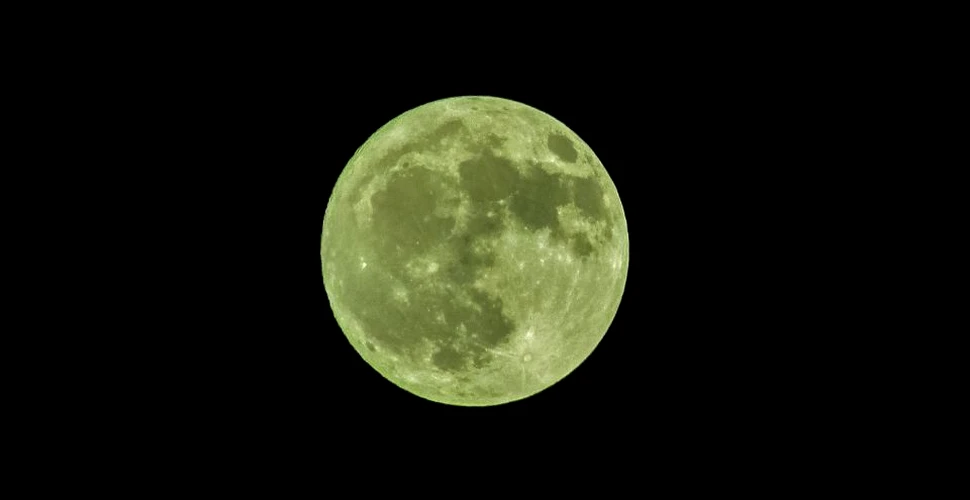 Luna emite ioni de carbon, iar asta ar putea duce la o regândire a teoriilor legate de formarea sa