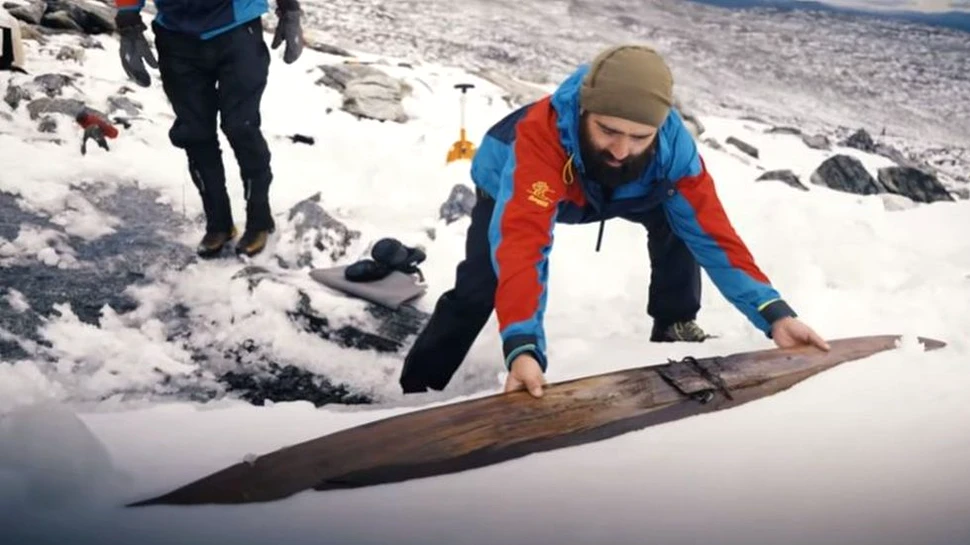 Cea mai veche pereche de schiuri  din lume, găsită în zona înghețată din Norvegia