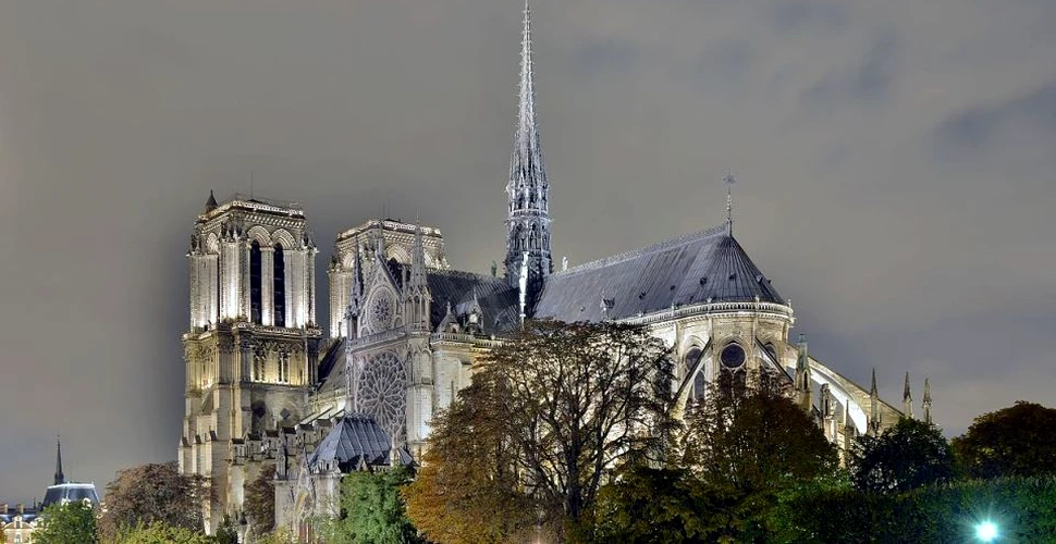 Licitaţie mai puţin obişnuită la Paris: s-au vândut lacătele îndrăgostiţilor de pe podurile din apropiere de Notre-Dame