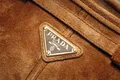 Lucruri mai puțin știute despre Prada. Cum a transformat un brand italian nailonul militar în simbol de lux