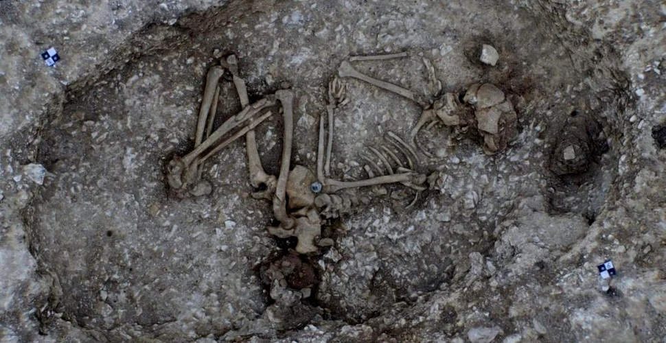 Morminte și dovezi ale vieții zilnice din urmă cu mii de ani, descoperite în apropiere de Stonehenge