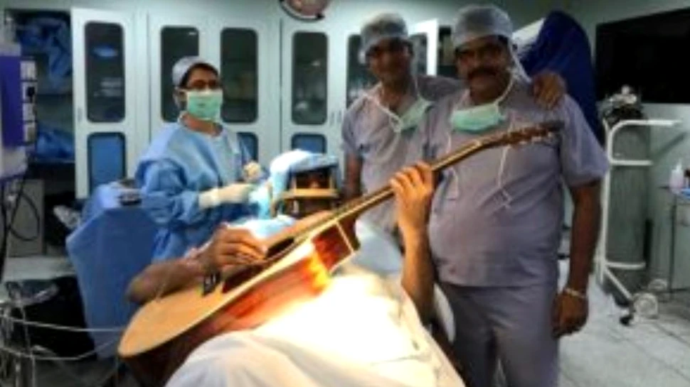 Intervenţie chirurgicală inedită: un pacient a cântat la chitară în timp ce era operat pe creier