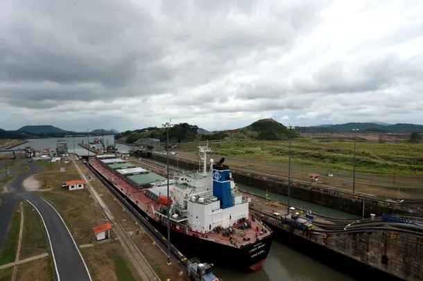 Cargo care traversează o poerţiune îngustă din Canalul Panama