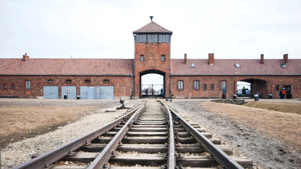 Amazon a retras de la vânzare decoraţiunile de Crăciun cu imagini de la Auschwitz