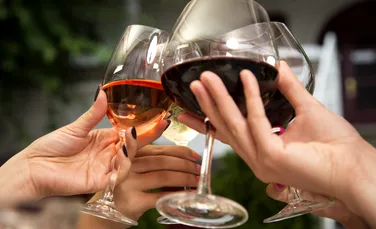 Noi studii au identificat trucul simplu prin care poți reduce cantitatea de alcool consumată