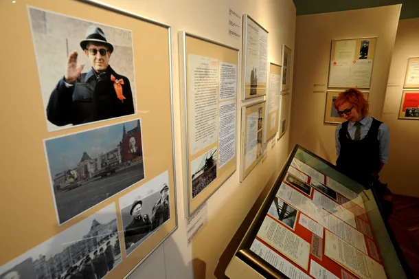 Expoziţia, deschisă până în luna august, prezintă doar documente oficiale, fără niciun comentariu, iar pereţii sunt împodobiţi cu citate ale lui Andropov în care sunt denunţate 