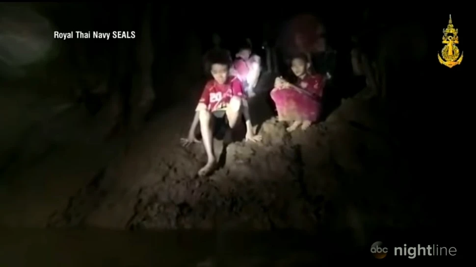 Miniserial despre sportivii blocaţi în peştera din Thailanda