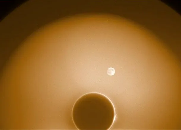 O misiune NASA a surprins o fotografie stranie cu Luna și Soarele