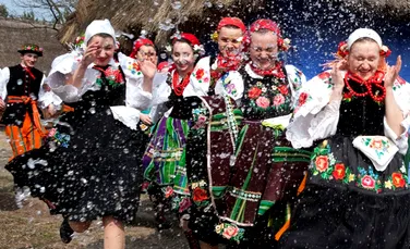 Dyngus, sărbătoarea din Săptămâna Patimilor, care presupune udarea fetelor cu apă