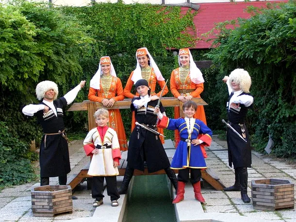 Un grup de copii şi tineri cerchezi îmbărcaţi în costume tradiţionale
