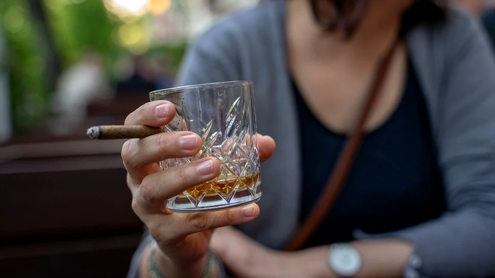 Alcoolul şi fumatul îţi afectează somnul mai mult decât cafeaua