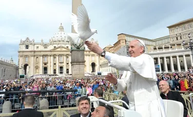 Cel mai nou angajat al Vaticanului este un şoim. Misiunea specială cu care l-a însărcinat Papa Francisc
