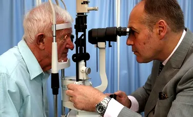 Inovaţie în medicină: primul ochi bionic, implantat unui pacient care îşi pierduse vederea centrală – VIDEO