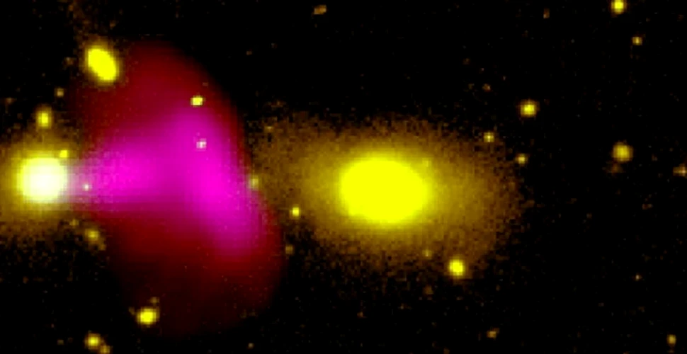 Astronomii au surprins o galaxie bizară care aruncă cu plasmă în „prietenul” său