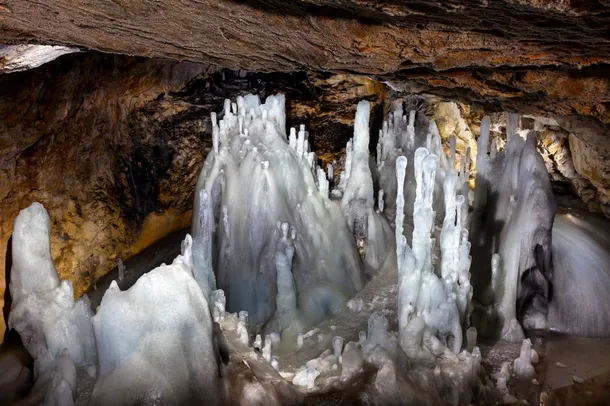 Peştera Scărişoara - stalagmite de gheaţă. 
