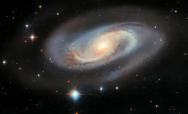 Telescopul Hubble a surprins o galaxie spirală care ascunde „un monstru” de proporții cosmice