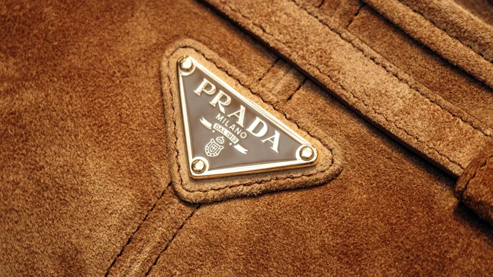 Lucruri mai puțin știute despre Prada. Cum a transformat un brand italian nailonul militar în simbol de lux