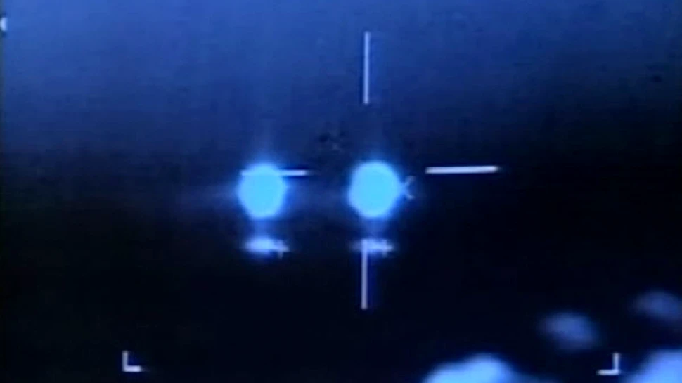 Imagini video ale unui OZN, surprinse pe hubloul unui avion