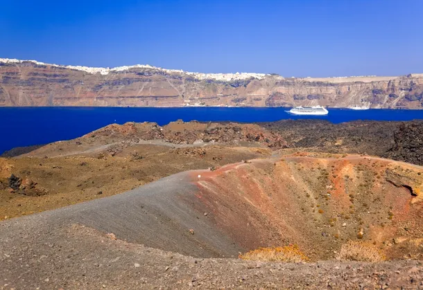 Craterul actual al vulcanului Santorini.