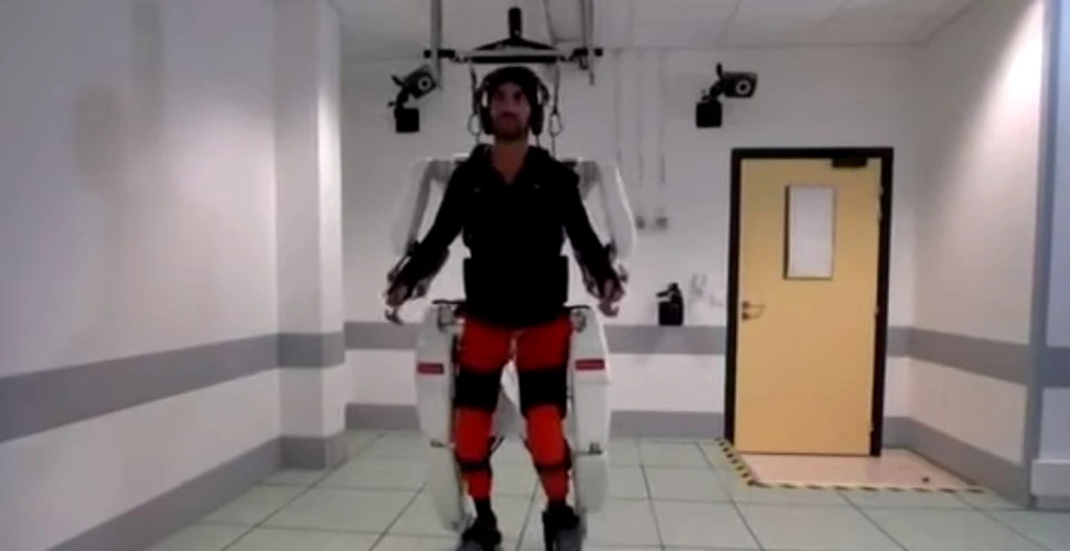 Bărbatul care a reuşit să meargă din nou cu ajutorul unui exoschelet robotic: ”Este o reuşită majoră pentru mine”