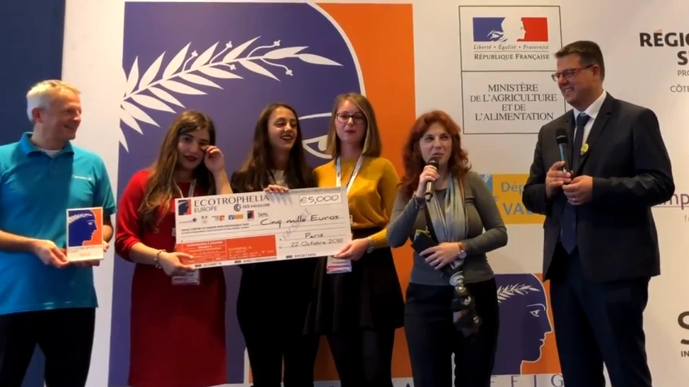 Un grup de studenţi din Galaţi, care a inventat îngheţata din zer concentrat, a fost medaliat cu aur la un concurs din Paris