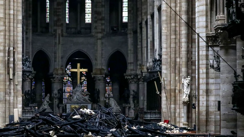 Catedrala Notre-Dame, salvată la momentul zero. Focul a stins cu doar 15 minute înainte ca monumentul să se prăbuşească