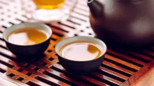 Ce înseamnă cu adevărat să bei ceai în China și de ce două degete bătute în masă spun mai mult decât orice cuvânt