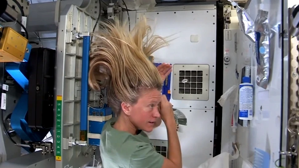 Cât de greu e să te speli pe cap în spaţiu? Singura femeie de pe ISS oferă o demonstraţie (VIDEO)