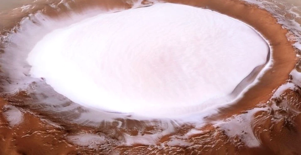 Planeta Marte ”s-a împodobit” pentru Crăciun. O imagine uimitoare arată un crater uriaş plin cu apă îngheţată