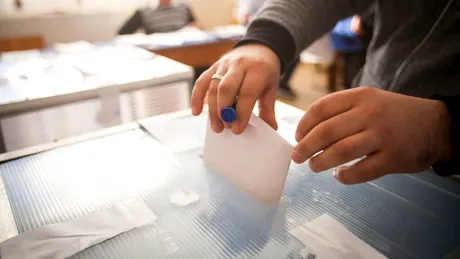 Românii își aleg astăzi președintele. Ora la care se închid secțiile de votare