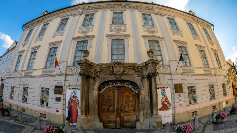 Muzeul Brukenthal a făcut haz de românii care s-au îmbulzit la cozi pentru ulei