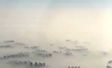 Cod ROŞU în China. Smogul a devenit atât de dens încât abia se mai văd vârfurile zgârie-norilor – FOTO