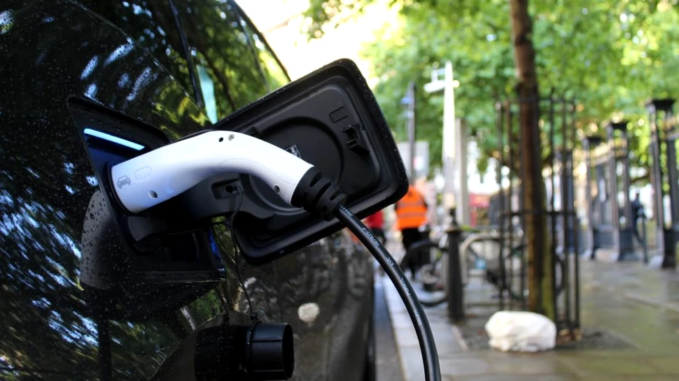 Motoarele pe benzină pierd tot mai mult teren în faţa mașinilor electrice şi hibride