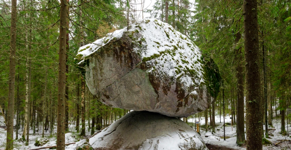 Cum au contribuit ghețarii la formarea bolovanului Kummakivi din Finlanda?