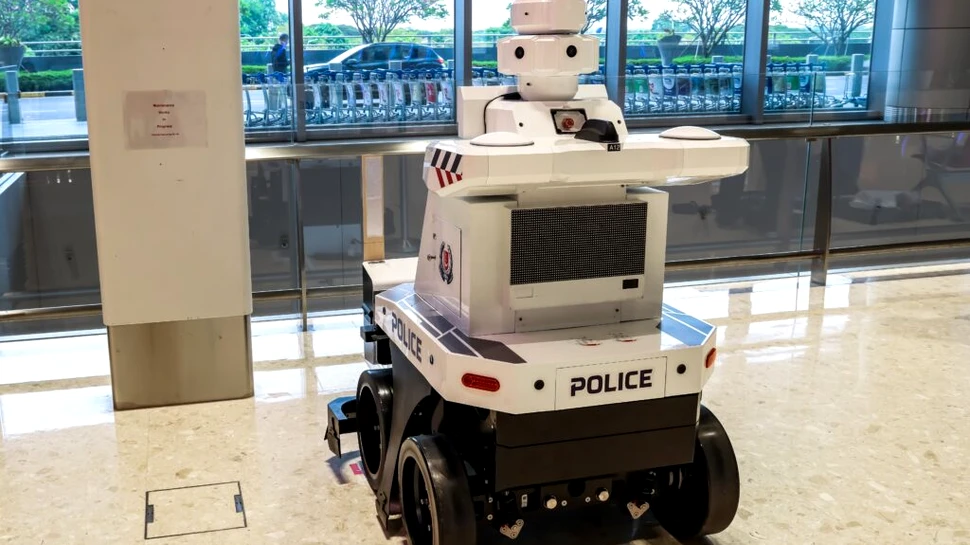 Un robot polițist, concediat pentru că nu a arestat pe nimeni și nu a dat nicio amendă timp de un an