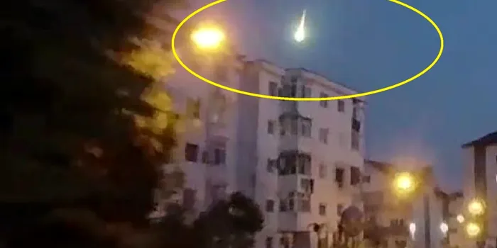 Fenomen uimitor pe cerul României: Diferența dintre meteoroid, bolid și meteorit