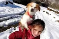 O fetiță și-a cărat câinele pe spate doi kilometri, prin zăpadă, pentru a ajunge la veterinar