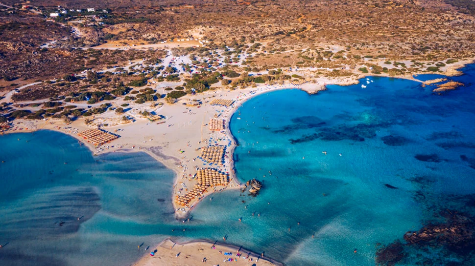 O insulă grecească, preferată de români, are o plajă spectaculoasă cu nisip roz