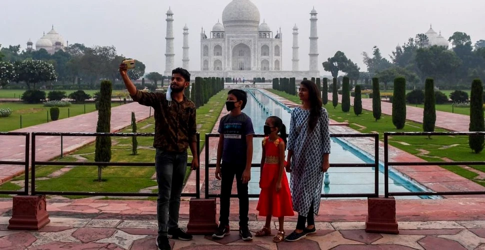 Taj Mahal din India a primit primii vizitatori după şase luni de pauză