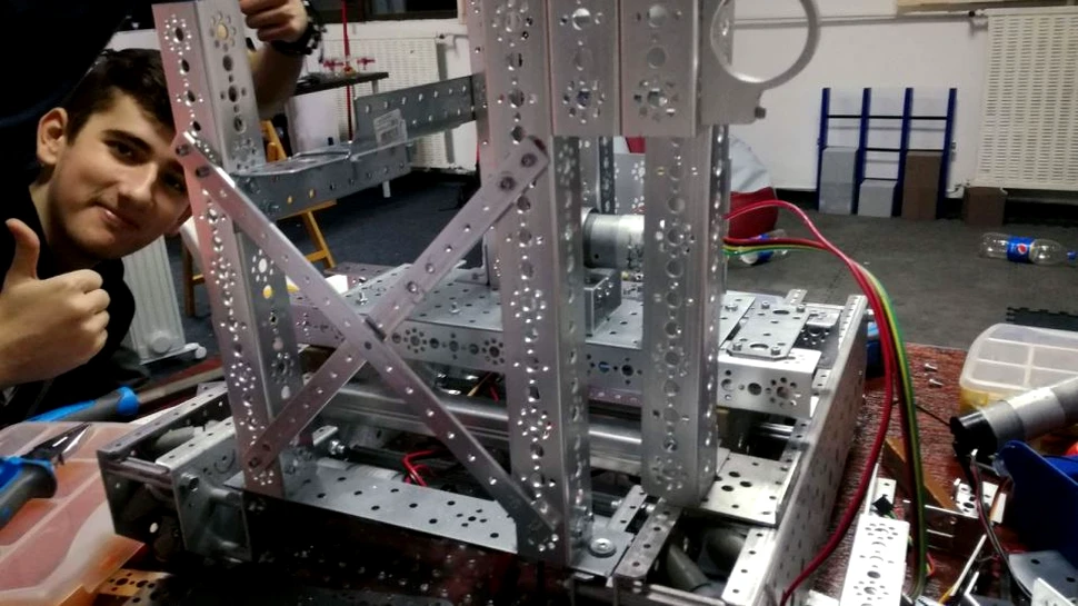 FOTO. Elevi din Târgu-Jiu au creat un robot care ia decizii şi recunoaşte imagini