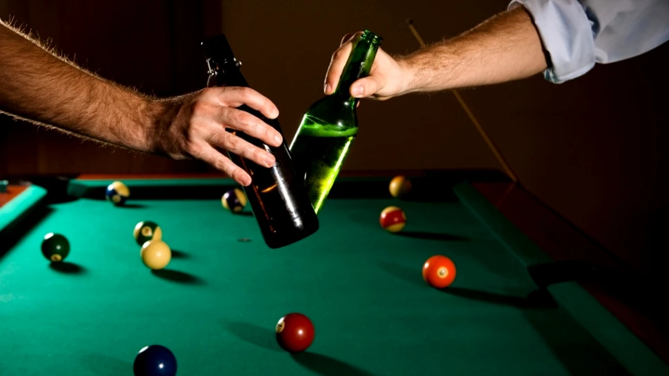 Bere + biliard = combinaţie excelentă pentru sănătate. De ce spun experţii că trebuie încurajată?