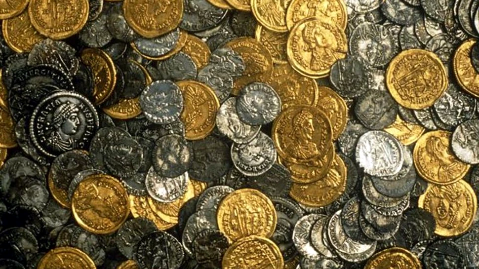În timp ce îşi căuta ciocanul cu un detector de metale, un bărbat a descoperit cea mai mare comoară  romană de pe teritoriul britanic. Analizarea ei a scos la iveală informaţii istorice preţioase